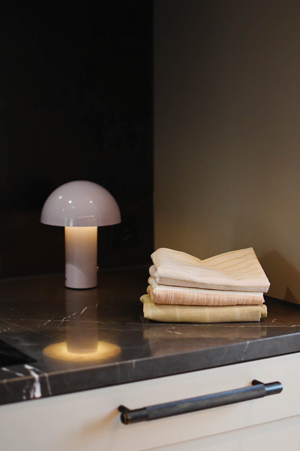 Glossy Mushroom LED bordlampe, lilla - H21,5 cm.